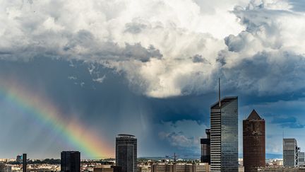 Un ciel orageux au-dessus de Lyon (Rhône), le 8 juin 2022. (NICOLAS LIPONNE / HANS LUCAS / AFP)