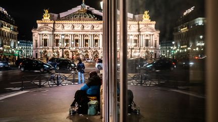 PHOTO d'ILLUSTRATION. SDF devant l'Opéra à Paris. Février 2022. (JC MILHET / HANS LUCAS)