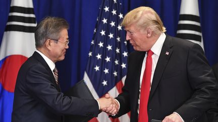 Donald Trump signe un accord commercial avec le président sud-coréen Monn Jae-in, le 24 septembre 2018, à la veille de l'ouverture de la 73e assemblée générale des Nations unies. (NICHOLAS KAMM / AFP)