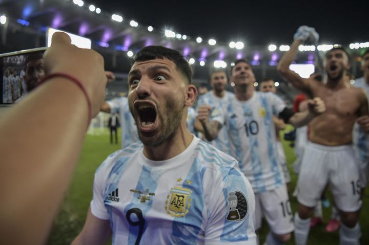 Sergio Agüero célèbre la victoire de l'Argentine en finale de la Copa America, le 10 juillet 2021. (CARL DE SOUZA / AFP)