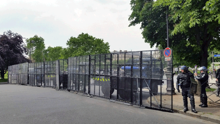 &nbsp; (Les gendarmes mobiles mettent en place un DRAP place de la Nation. Dispositif de Retenue Autonome du Public © Anne Lamotte / Radio France)