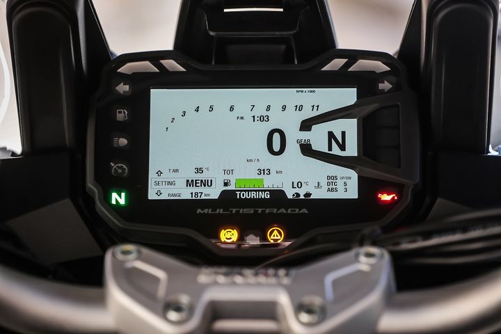 L'écran TFT de grande taille très complet, indiquant toutes les données réglables. (DUCATI pour FRANCE INFO)