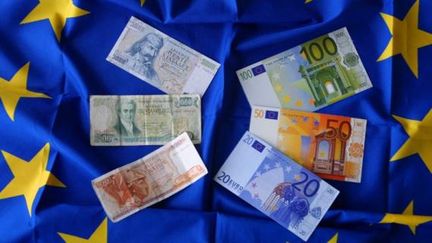 L'agence de notation financi&egrave;re Standard and Poor's voit "au moins une chance sur trois" que la Gr&egrave;ce sorte de la zone euro. (THOMAS COEX / AFP)