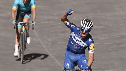 Julian Alaphilippe franchit la ligne pour remporter la course cycliste classique Strade Bianche, le 9 mars 2019 à Sienne, en Toscane. (MARCO BERTORELLO / AFP)