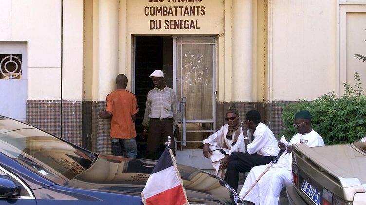 Des anciens combattants patientent devant l'Office national des anciens combattants du Sénégal à Dakar, le 11 décembre 2022 (photo d'illustration). (SEYLLOU DIALLO / AFP)