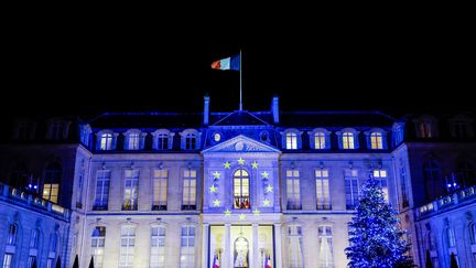 Le palais présidentiel de l'Élysée est illuminé aux couleurs du drapeau européen, le 5 janvier 2022 à Paris pour marquer la présidence française de l'Union européenne. (LUDOVIC MARIN / AFP)