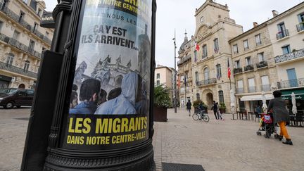 Campagne d'affichage de la mairie de Béziers, le 12 octobre. (PASCAL GUYOT / AFP)