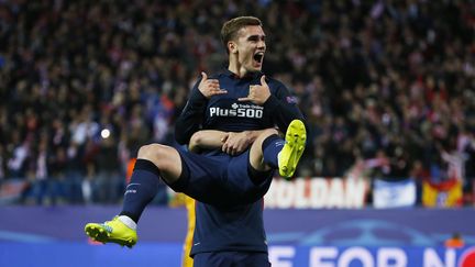 Le Français Antoine Griezmann célèbre son premier but pour l'Atlético Madrid, contre le FC Barcelone, en quart de finale de la Ligue des champions, à Madrid, le 13 avril 2016. (SERGIO PEREZ LIPEVIC / REUTERS)