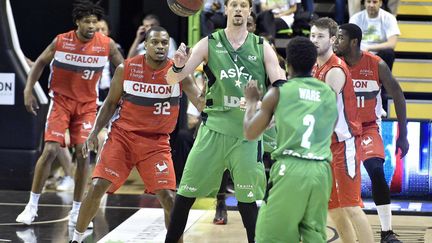 Ware (ASVEL) face aux Chalonnais (JOEL PHILIPPON / MAXPPP)