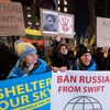 Des manifestants protestent le 25 février 2022 contre la guerre en Ukraine lancée par la Russie, à Londres,au Royaume-Uni. (WIKTOR SZYMANOWICZ / NURPHOTO / AFP)