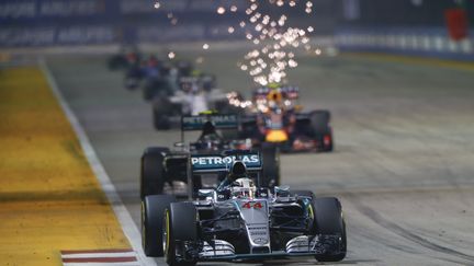 Le champion du monde britannique, Lewis Hamilton, devant la meute à Singapour (FREDERIC LE FLOC H / DPPI MEDIA)