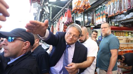 Le député israélien Itamar Ben Gvir, représentant du parti d'extrême droite Otzma Yehudit, en campagne le 28 octobre 2022 à Jérusalem (ABIR SULTAN / EPA)