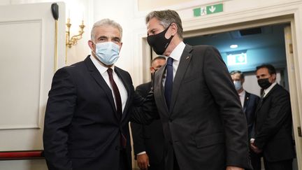 Yaïr Lapid, le ministre des Affaires étrangères israélien (à droite), et Anthony Blinken, le secrétaire d'Etat américain, le 27 juin 2021 à Rome (Italie). (ANDREW HARNIK / POOL / AFP)