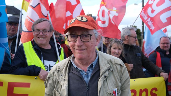 Joël à Guichen (Ille-et-Vilaine), lors d'une manifestation contre la réforme des retraites, le 6 avril 2023. (ROBIN PRUDENT / FRANCEINFO)