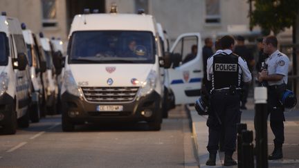 Des policiers rassembl&eacute;s devant le commissariat de Trappes (Yvelines), le 21 juillet 2013. (MIGUEL MEDINA / AFP)