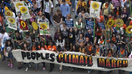 Des manifestants participent à une marche pour le climat, à New York, le 21 septembre 2014.&nbsp; (ADREES LATIF / REUTERS)