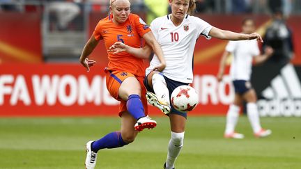 La Néerlandaise Kika van Es (en orange) au duel avec la Norvégienne Caroline Graham Hansen (en blanc). (VINCENT JANNINK / ANP)