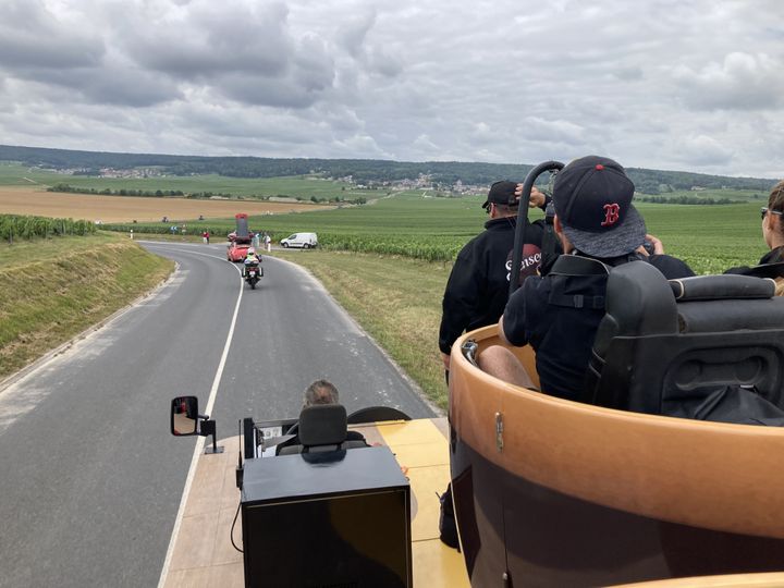 Les passages dans la campagne sont les rares moments où les membres de la caravane publicitaire peuvent souffler. (Adrien Hémard-Dohain / Franceinfo: sport)