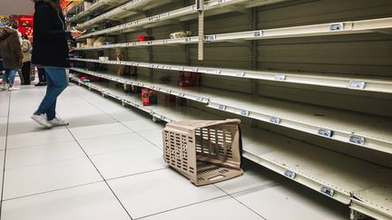 Peu de temps après l'apparition de l'épidémie de coronavirus en France, certains se sont rués dans les supermarchés pour constituer des stocks (photos d'illustration). (- / AFP)