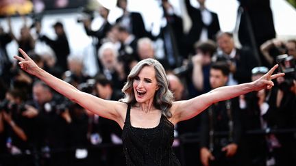 L'actrice Andie MacDowell a enflammé le tapis rouge. L'actrice américaine, connue pour ses rôles dans "Green Card" avec Gérard Depardieu, ou encore "Un jour sans fin" de Harold Ramis, est venue assister à la dernière soirée de compétition sur la Croisette. (LOIC VENANCE / AFP)