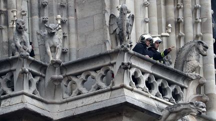 L'ensemble du foyer est éteint en milieu de mâtinée mardi 16 avril. Les pompiers ne relâchent pas leur surveillance et continuent de surveiller les structures fragilisées par l'incendie. L'édifice va être analysé.&nbsp; (YVES HERMAN / X00380)