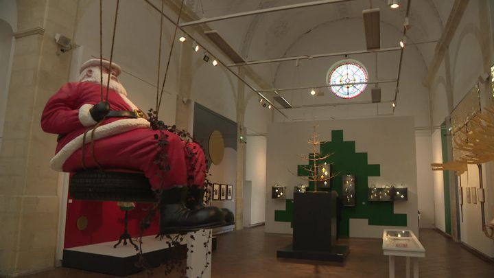 Exposition T'y crois toi au Père Noël ? à la chapelle du Carmel à Libourne. (D. Mazeres / France Télévisions)