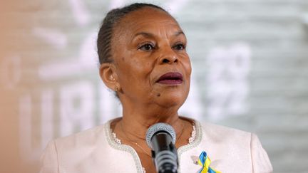 Christiane Taubira annonce le retrait de sa candidature à la présidentielle, le 2 mars 2022 à Paris. (GEOFFROY VAN DER HASSELT / AFP)