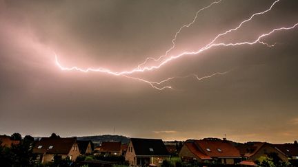 Un &eacute;clair dans le ciel de&nbsp;Godewaersvelde (Nord), le 13 ao&ucirc;t 2015.&nbsp; (PHILIPPE HUGUEN / AFP)