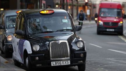 Ils font partie de la carte postale de Londres, en Angleterre. Les taxis ou Black Cabs sont une institution. Une flotte de 20 000 véhicules qui représente un privilège pour ceux qui réussissent à la rejoindre. Les futurs chauffeurs suivent une formation prestigieuse, puis ils sont sélectionnés par un concours très sélectif.