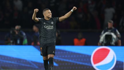 Kylian Mbappé célèbre son but avec le PSG face à Dortmund en Ligue des champions, le 19 septembre 2023, au Parc des Princes. (FRANCK FIFE / AFP)