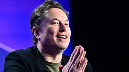 Elon Musk s'exprime lors de la 27e conférence mondiale annuelle du Milken Institute au Beverly Hilton à Los Angeles (Etats-Unis), le 6 mai 2024. (FREDERIC J. BROWN / AFP)