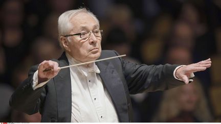 Le&nbsp;chef d'orchestre tchèque Libor Pesek, à Prague (République tchèque) dirige l'Orchestre symphonique national tchèque, le 18 janvier 2017.&nbsp; (MICHAL DOLEZAL / AP / SIPA)