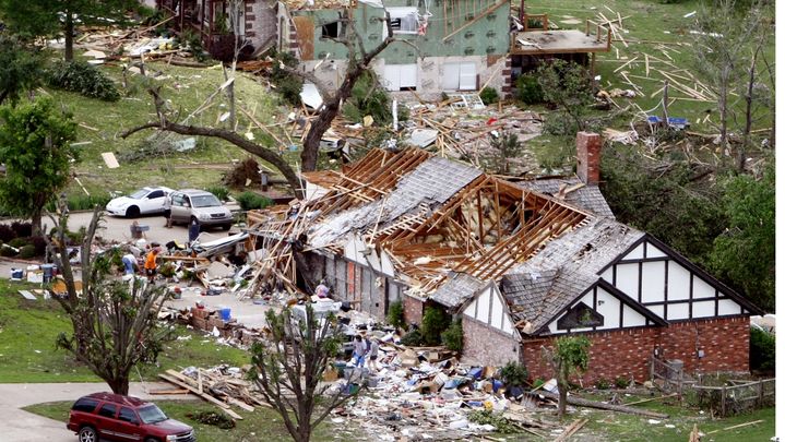 Un quartier de Broken Arrow, dans l'Oklahoma (Etats-Unis), a subi de plein fouet une tornade le 31 mai 2013. (TOM GILBERT / SIPA / AP)