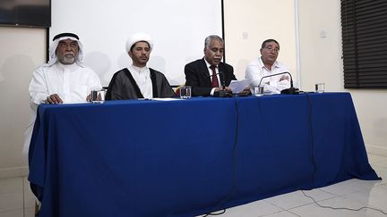 Les principaux représentants de l'opposition (de gauche à droite) Mohammed Al-Shehabi, le cheikh Ali Salman, chef d'al-Wifaq, Hasan Madan et Radhi al-Mosawi demandent le boycott des législatives prévues le 22 novembre.
 
 
 

                (AFP PHOTO/MOHAMMED AL-SHAIKH)