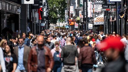 Dans une rue commerçante de Cologne (Allemagne), le 16 mai 2020. (MARIUS BECKER / DPA / AFP)