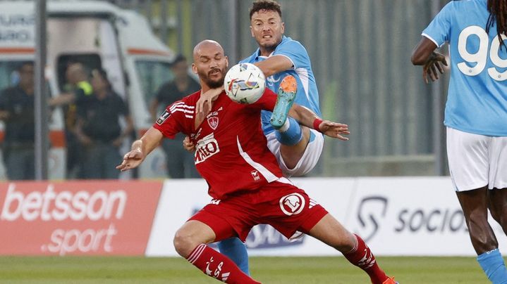 Ludovic Ajorque wrestling with Amir Rrahmani during the match between Brest and Naples, on July 31, 2024 in Castel di Sangro (Italy). (CIRO DE LUCA / NURPHOTO / AFP)