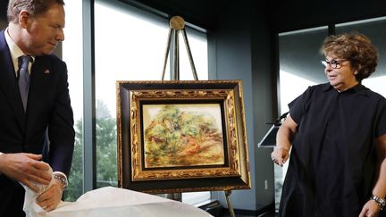 Une toile de Renoir, confisquée par les nazis à son grand-père, est restituée à une Française, Sylvie Sulitzer, à New York, le 12 septembre 2018
 (Mark Lennihan / AP / SIPA)