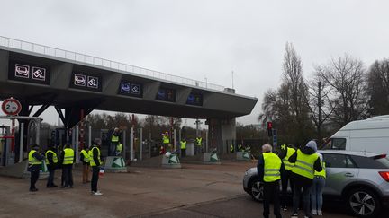 Une opération péage gratuit au péage de Buchelay, dans les Yvelines, organisée par des "gilets jaunes", le 26 novembre 2018 (photo d'illustration). (MARINE CHAILLOUX / FRANCE-BLEU PARIS)