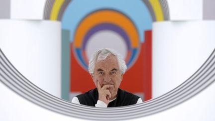 Daniel Buren devant son installation "Comme un jeu d'enfant, travaux in situ" au Musée d'art moderne et contemporain de Strasbourg (10 juin 2014)
 (Patrick Hertzog / AFP)