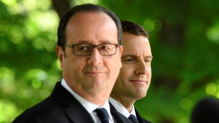 François Hollande et Emmanuel Macron lors de la commémoration de l'abolition de l'esclavage, le 10 mai 2017 au jardin du Luxembourg à Paris. (ERIC FEFERBERG / AFP)