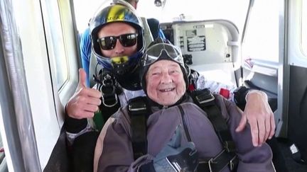 Suède : à 103 ans, elle s'élance en parachute et bat un record du monde