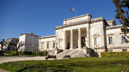 Le palais de justice de Saintes (Charente-Maritime), où le chirurgien de Jonzac&nbsp;devrait être&nbsp;jugé début 2020 pour viols et agressions sexuelles sur mineur. (image d'illustration) (DOMINIQUE PARIES / MAXPPP)