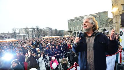 Beppe Grillo en campagne pour les l&eacute;gislatives le 12 f&eacute;vrier 2013 &agrave; Bergame au nord de l'Italie&nbsp; (GIUSEPPE CACACE / AFP)