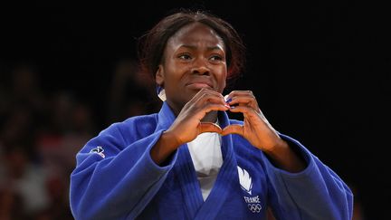 La Française Clarisse Agbégnénou a remporté la médaille de bronze aux Jeux olympiques de Paris 2024, dans la catégorie des -63 kg, au Grand Palais éphémère, le 30 juillet 2024. (JACK GUEZ / AFP)