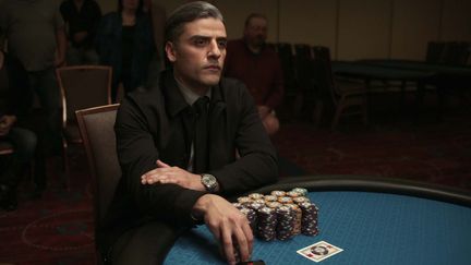 Joué par Oscar Isaac, William Tell est un joueur de poker récemment libéré de prison après avoir été condamné pour son rôle de&nbsp;tortionnaire&nbsp;dans la prison militaire d’Abou Ghraib.&nbsp; (CONDOR DISTRIBUTION / ALLOCINÉ)