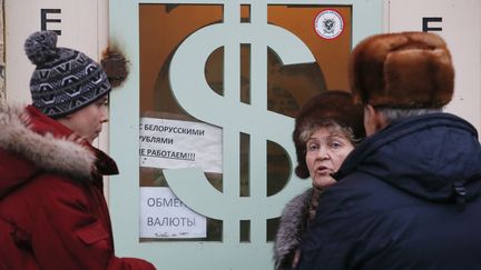 Des clients attendent devant un bureau de change &agrave; Moscou, le 17 d&eacute;cembre 2014. ( MAXIM ZMEYEV / REUTERS )