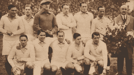 L'équipe de France&nbsp;qui s'apprête à affronter l'Argentine, le 15 juillet au Estadio Gran&nbsp;Parque Central de Montevideo (Uruguay), lors de&nbsp;la 1re édition de la Coupe du monde en 1930. (LE MIROIR DES SPORTS / GALLICA)