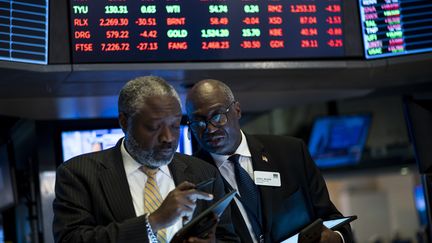 Des traders à la clôture de NYSE, le 12 août 2019 à Wall Street, à New York. (JOHANNES EISELE / AFP)