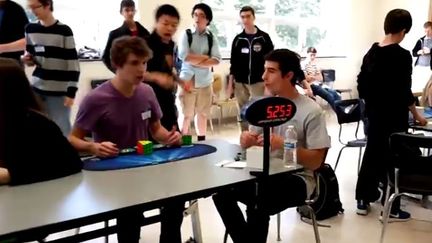 Collin Burns, un jeune am&eacute;ricain, bat le record du monde de Rubik's Cube classique &agrave;&nbsp;Doylestown (Pennsylvanie), le&nbsp;25 avril 2015 (DGCUBES / YOUTUBE)