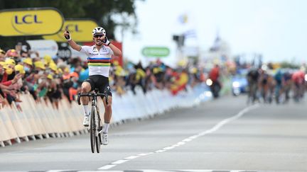 Julian Alaphilippe remporte la première étape et prend le maillot jaune !